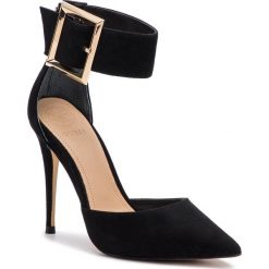 Szpilki GUESS - FL5OVE SUE08 BLACK. Czarne półbuty damskie Guess, z aplikacjami, z zamszu, eleganckie, bez obcasa, na obcasie, bez zapięcia. W wyprzedaży za 359,00 zł.