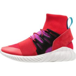 Adidas Originals TUBULAR DOOM WINTER Tenisówki i Trampki wysokie scarlet/shock purple. Czerwone tenisówki damskie marki adidas Originals, z materiału. W wyprzedaży za 374,50 zł.