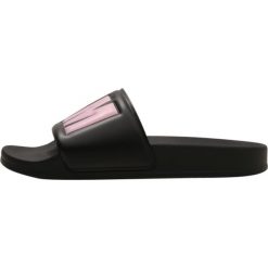 MSGM POOL SLIDE Sandały kąpielowe black. Czarne kąpielówki męskie marki MSGM, z materiału, z otwartym noskiem. W wyprzedaży za 161,55 zł.