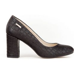 Czółenka na słupku z tłoczeniem - skóra naturalna - model 042 - kolor czarny krokodyl. Czarne czółenka damskie Zapato, na co dzień, bez wzorów, z jeansu, z okrągłym noskiem, bez obcasa, na obcasie. W wyprzedaży za 191,40 zł.