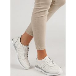 BIAŁE SKÓRZANE BUTY SPORTOWE. Białe trampki i tenisówki damskie marki FILIPPO, bez wzorów, bez zapięcia. Za 175,90 zł.
