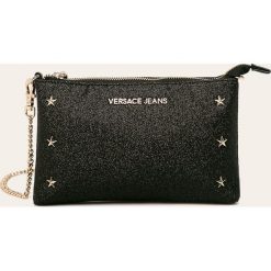 Versace Jeans - Torebka. Czarne listonoszki damskie Versace Jeans, w paski, z poliesteru, na ramię, małe, bez dodatków. W wyprzedaży za 299,90 zł.