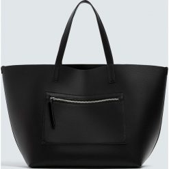 Czarna torba shopper z suwakiem. Czarne torby damskie na zakupy marki Pull&Bear. Za 69,90 zł.