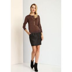 SPÓDNICA REGULARNA DAMSKA. Czarne spódniczki damskie Top Secret, na zimę, s, bez wzorów, z tkaniny, eleganckie, mini. W wyprzedaży za 29,99 zł.