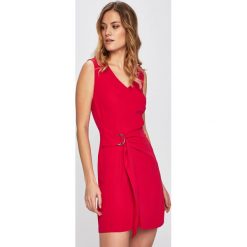 Answear - Sukienka. Czerwone sukienki damskie ANSWEAR, s, bez wzorów, z poliesteru, bez kołnierzyka, bez rękawów, mini, dopasowane. W wyprzedaży za 79,90 zł.
