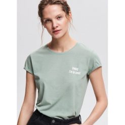 T-shirt z minimalistycznym napisem - Zielony. Zielone t-shirty damskie marki Reserved, s, z napisami, bez kołnierzyka. Za 24,99 zł.