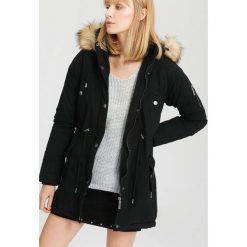 Czarna Kurtka Breeze Through. Czarne bomberki damskie other, na jesień, l. Za 249,99 zł.