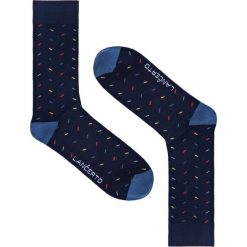 Skarpety Granatowe Wzór Geometryczny. Niebieskie skarpetki męskie marki LANCERTO, w kolorowe wzory, z elastanu. Za 29,90 zł.