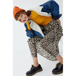 Prążkowana koszulka z długim rękawem. Szare bluzki damskie marki Pull&Bear, prążkowane, z długim rękawem. Za 39,90 zł.
