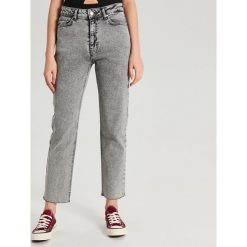 Jeansy Straight - Jasny szary. Szare jeansy damskie Cropp. W wyprzedaży za 39,99 zł.