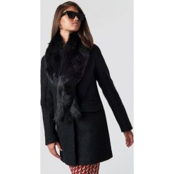 Hannalicious x NA-KD Płaszcz z kołnierzem ze sztucznego futra - Black. Czarne płaszcze damskie pastelowe Hannalicious x NA-KD. Za 445,95 zł.