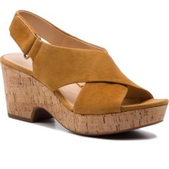 Sandały CLARKS - Maritsa Lara 261401214 Ochre Suede. Pomarańczowe klapki damskie marki Clarks, bez wzorów, ze skóry, bez obcasa, na obcasie. Za 429,00 zł.