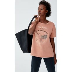 Koszulka z nadrukiem kuli ziemskiej. Czerwone t-shirty damskie Pull&Bear, z nadrukiem. Za 59,90 zł.