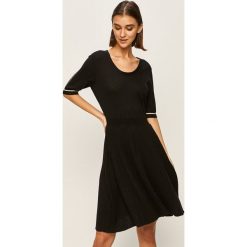 Calvin Klein - Sukienka. Czerwone sukienki damskie Calvin Klein, na co dzień, s, bez wzorów, z jedwabiu, casualowe, z okrągłym kołnierzem, z krótkim rękawem, krótkie, mini, rozkloszowane. Za 599,90 zł.