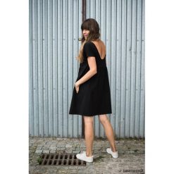 Sukienka oversize czarna z dekoltem Roma. Czarne sukienki dziewczęce Pakamera, bez wzorów, bez rękawów, midi, oversize. Za 229,00 zł.