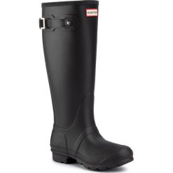 Kalosze HUNTER - Original Tall Wide WFT2039RMA Black. Czarne kalosze damskie Hunter, z tworzywa sztucznego, klasyczne, bez obcasa, bez zapięcia. W wyprzedaży za 369,00 zł.