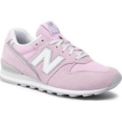 Sneakersy NEW BALANCE - WL996CLD Różowy. Różowe półbuty damskie New Balance, na co dzień, bez wzorów, z zamszu, bez obcasa, na płaskiej podeszwie, bez zapięcia. W wyprzedaży za 239,00 zł.