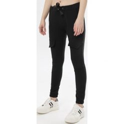 Czarne Spodnie Aelle. Czarne spodnie damskie Born2be, s, z dresówki. W wyprzedaży za 74,99 zł.