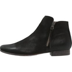 Felmini GUARDA Botki black. Czarne botki damskie marki Felmini, ze skóry, klasyczne, bez obcasa, bez zapięcia. W wyprzedaży za 411,75 zł.