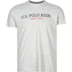 Koszulka w kolorze szarym. Szare koszulki męskie U.S. Polo Assn., s, z nadrukiem, z bawełny, z okrągłym kołnierzem, bez rękawów. W wyprzedaży za 85,95 zł.