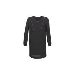Sukienki krótkie Ikks BURRI. Czarne sukienki damskie IKKS, bez wzorów, bez kołnierzyka, z krótkim rękawem, krótkie, mini. Za 319,50 zł.