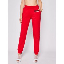 Spodnie dresowe Moschino Underwear & Swim A4306 9012. Czerwone spodnie damskie Moschino Underwear & Swim, s, z elastanu. W wyprzedaży za 449,00 zł.