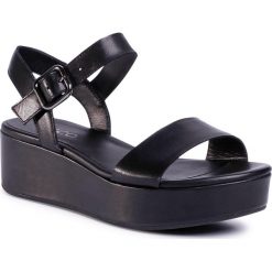 Sandały ECCO - Elevate Plateau Sandal 20901301001 Black. Czarne klapki damskie ecco, bez wzorów, ze skóry, bez obcasa, na koturnie. W wyprzedaży za 399,00 zł.