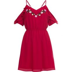 Sukienka cold-shoulder z haftem bonprix ciemnoczerwony. Czerwone sukienki damskie bonprix, z haftami, bez kołnierzyka, bez rękawów. Za 109,99 zł.