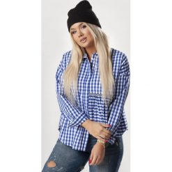 Bluzka o koszulowym kroju z asymetryczną falbaną w talii. Bluzki damskie Made in Poland, s, bez wzorów, z elastanu, z asymetrycznym kołnierzem, bez rękawów. Za 179,00 zł.