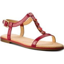 Sandały CLARKS - Bay Blossom 261319444 Fuchsia Patent. Różowe klapki damskie Clarks, bez wzorów, ze skóry, bez obcasa, na obcasie. W wyprzedaży za 129,00 zł.