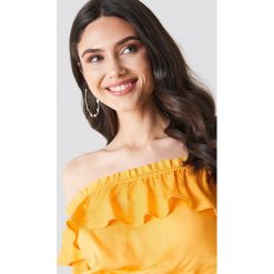 Linn Ahlborg x NA-KD Bluzka z odkrytymi ramionami - Yellow. Żółte bluzki damskie Linn Ahlborg x NA-KD, bez wzorów, z falbankami, z długim rękawem. W wyprzedaży za 60,97 zł.