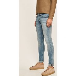 Calvin Klein Jeans - Jeansy CKJ 016. Niebieskie jeansy męskie Calvin Klein Jeans, z aplikacjami. W wyprzedaży za 299,90 zł.
