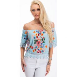 Jasnoniebieska bluzka w kwiaty TA8459. Bluzki damskie Fasardi, s, w kwiaty, bez kołnierzyka, bez rękawów. Za 47,20 zł.