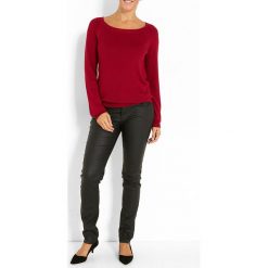 Sweter w kolorze czerwonym. Czerwone swetry damskie Jacqueline Riu, bez wzorów, ze splotem, klasyczne, bez rękawów, bez kaptura. W wyprzedaży za 59,95 zł.