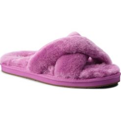Kapcie UGG - W Abela 1017548 W/Bdc. Fioletowe klapki damskie Ugg, bez wzorów, ze skóry, bez obcasa. W wyprzedaży za 289,00 zł.