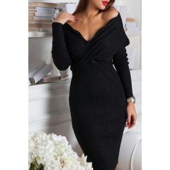 Sukienka DELDA BLACK. Czarne sukienki damskie Sukienka DELDA BLACK, uniwersalny, bez wzorów, eleganckie, bez kołnierzyka, bez rękawów, długie. W wyprzedaży za 69,00 zł.