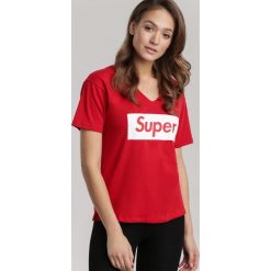 Czerwony T-shirt Taphis. Czerwone t-shirty damskie Renee, s, z nadrukiem, sportowe, z kontrastowym kołnierzykiem. Za 49,99 zł.