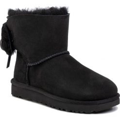 Buty UGG - W Classic Double Bow Mini 1103652 Blk. Czarne kozaki damskie Ugg, ze skóry, bez obcasa, bez zapięcia. Za 859,00 zł.