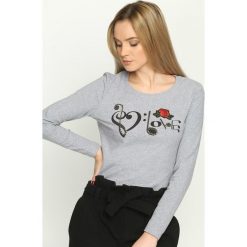 Szara Bluzka Love All. Szare bluzki damskie marki Born2be, s, z nadrukiem, z okrągłym kołnierzem, z długim rękawem. Za 24,99 zł.