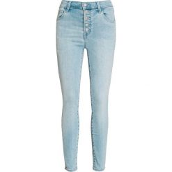 Jeansy J BRAND LILLIE SUPER HIGH RISE CROP SKINNY. Niebieskie jeansy damskie J Brand, z podwyższonym stanem. Za 1320,00 zł.