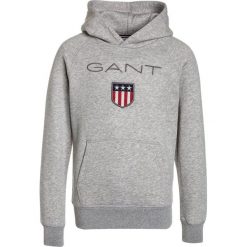 GANT SHIELD HOODIE Bluza z kapturem light grey melange. Szare bluzy męskie GANT, z bawełny, z kapturem. Za 339,00 zł.