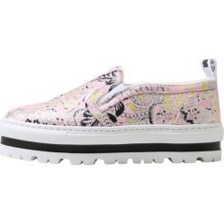 MSGM WEDGE SLIP ON Półbuty wsuwane multicolor/white. Czerwone półbuty damskie marki MSGM, ze skóry. W wyprzedaży za 484,50 zł.