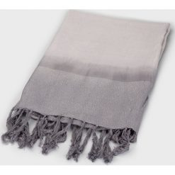 Elegancki szal z błyszczącą nitką. Szaliki damskie Greenpoint, bez wzorów, z wiskozy, eleganckie. Za 29,99 zł.