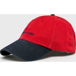 Tommy Jeans - Czapka. Czerwone czapki męskie marki Tommy Jeans, z bawełny. Za 139,90 zł.