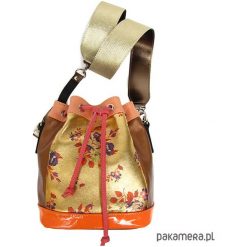 Torebka worek - metalizowane kwiaty na złocie. Torebki klasyczne damskie Pakamera, w kwiaty, na ramię, bez dodatków. Za 699,00 zł.