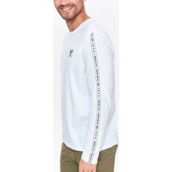 T-shirt męski z długim rękawem i napisami. Białe t-shirty męskie na zimę, xl, z nadrukiem, z dzianiny, długie. W wyprzedaży za 34,99 zł.
