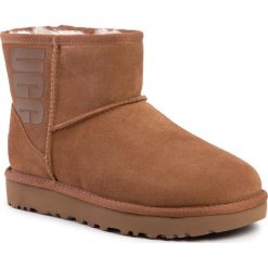 Buty UGG - W Classic Mini Ugg Rubber Logo 1108231 Che. Pomarańczowe kozaki damskie Ugg, ze skóry, bez obcasa, bez zapięcia. W wyprzedaży za 439,00 zł.