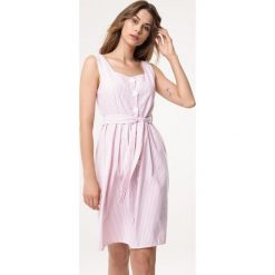 Jasnoróżowa Sukienka Slip Along. Różowe sukienki damskie Born2be, na lato, s, w paski, klasyczne, midi. Za 79,99 zł.
