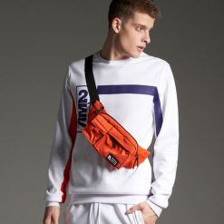 Bluza z kontrastowym nadrukiem kolekcja M2A - Biały. Białe bluzy męskie marki Cropp, s, z nadrukiem. Za 89,99 zł.
