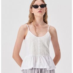 Top boho z falbanką - Biały. Białe topy damskie Sinsay, s, bez wzorów, z falbankami. Za 29,99 zł.
